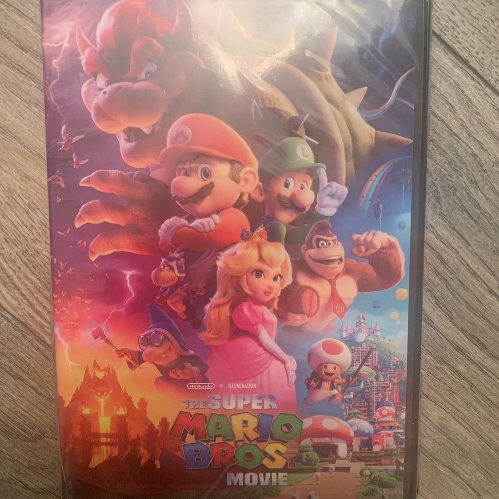 NWT UNIVERASAL THE SUPER MARIO BROS. MOVIE DVD & CHOMP KEYCHAIN